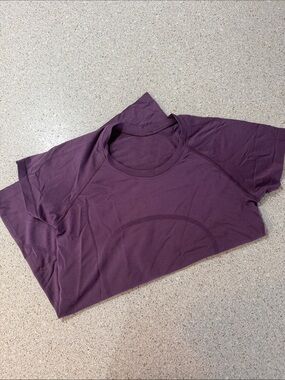 Swiftly Tech Short Sleeve Lulu Size 6 
 Purple Crewneck Active Tee